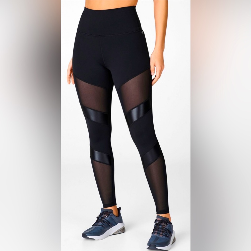 EUC Define PowerHold® High-Waisted
Legging SIZE SMALL
